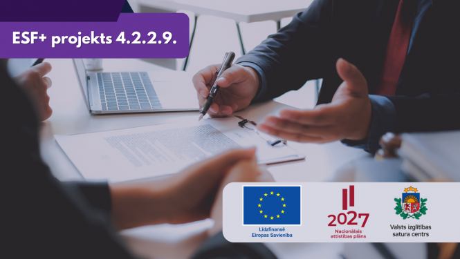 Cilvēki diskutē, cilvēks rokās tur pildspalvu, uz galda stāv dators un dokumenti. ESF+ projekts 4.2.2.9.