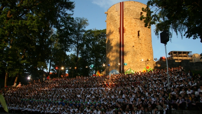 Zēnu koru salidojums "Uz es iešu"