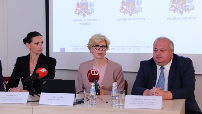 Preses konferencē pie galda sēž izglītības un zinātnes ministre Anda Čakša, izglītības kvalitātes valsts dienesta Kvalitātes nodrošināšanas departamenta direktora vietnieks Ivans Jānis Mihailovs un IZM Izglītības departamenta direktores vietniece iekļaujošas izglītības jautājumos Olga Ozola.