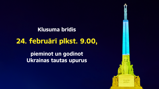 Brīvības piemineklis izgaismots Ukrainas karoga krāsās un teksts "Klusuma brīdis 24.februārī plkst.9.00, pieminot un godinot Ukrainas tautas upurus"