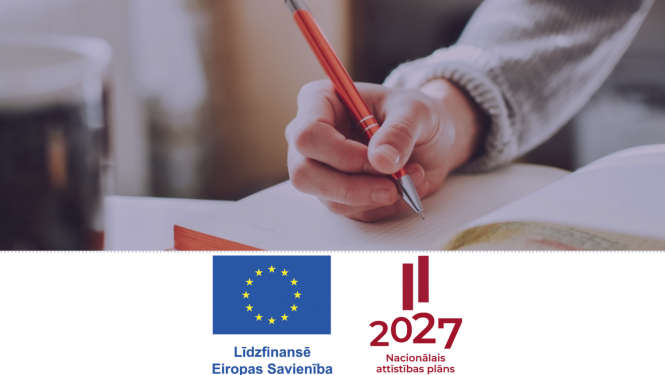 Roka ar pildspalvu. Līdzfinansē ES un NAP logo ansamblis.