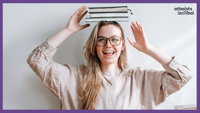 Priecīga skolniece.