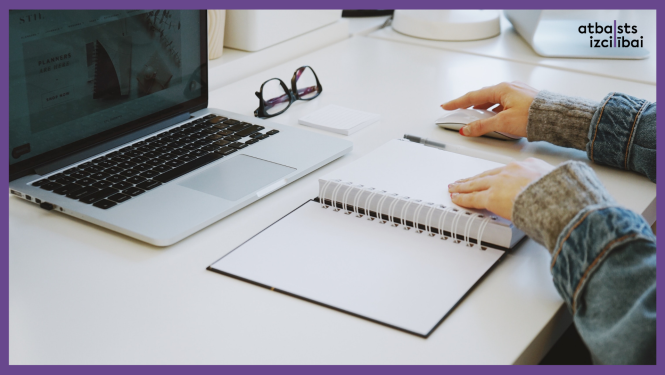 Skolēns pie datora.