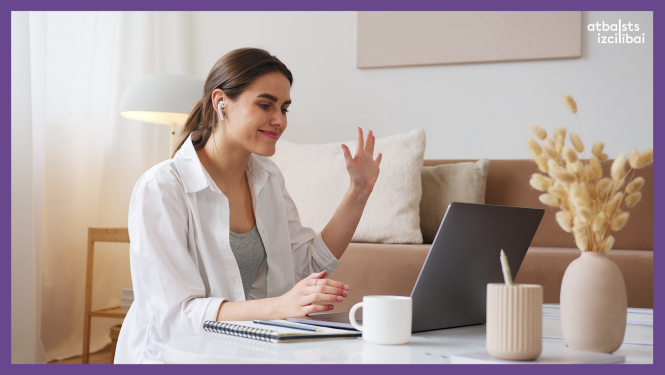 Skolniece pie datora.