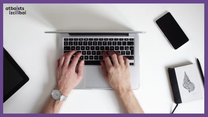 Skolēns pie datora.