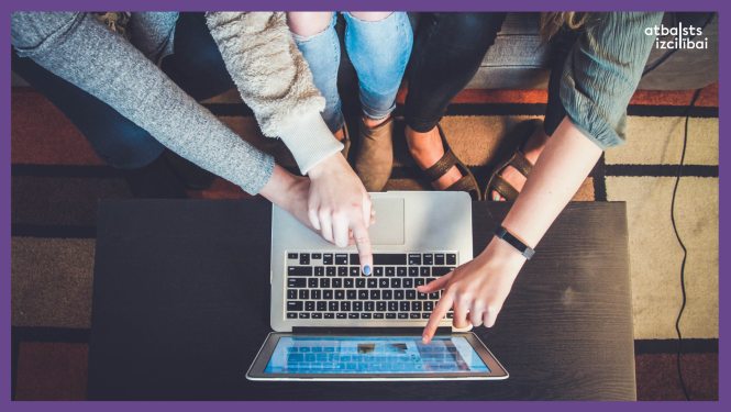 Skolēns pie datora.