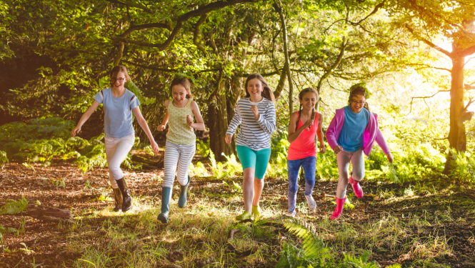 Ilustratīvs attēls - bērni skrien