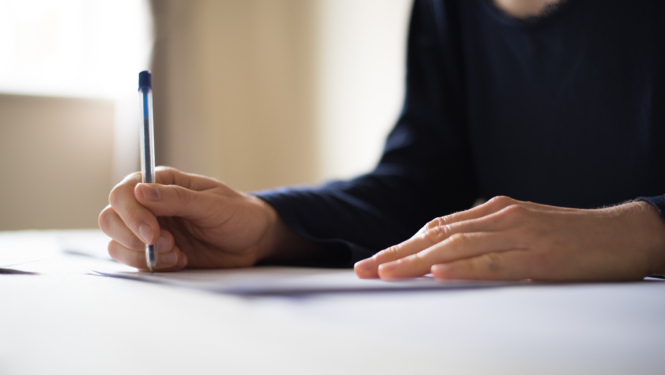 Ilustratīvs attēls - roka ar pildspalvu