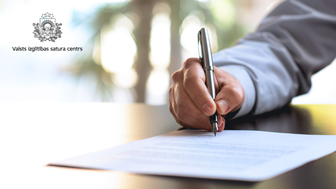 Ilustratīvs attēls, roka ar pildspalvu, Valsts izglītības satura centra logo