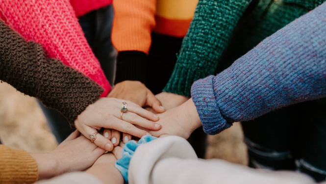 Cilvēki sadevušies rokās.