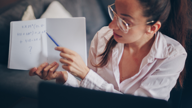 Lai novērtētu pedagogu veikto ieguldījumu un kompensētu darba specifiku attālinātā mācību procesa nodrošināšanā, Izglītības un zinātnes ministrija ir radusi iespēju veikt 1,1 milj. eiro finansējuma pārdali  no sava budžeta. Tādējādi līdz gada beigām pedagogi, kuri īsteno attālināto mācību procesu, saņems piemaksas par papildus veikto darbu. Nepieciešamā finansējuma pārdale šodien, 2020. gada 17. novembrī, atbalstīta valdības sēdē.  Kritērijus piemaksu piešķiršanai izstrādās katra izglītības iestāde, ņemot v