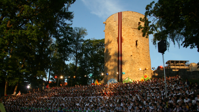 Zēnu koru salidojums "Uz es iešu"