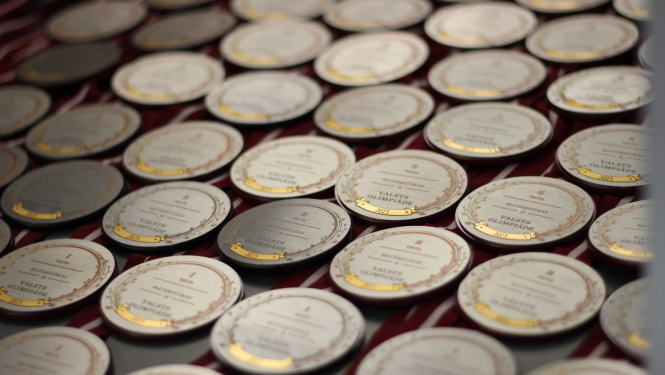 Valsts olimpiādes medaļas.