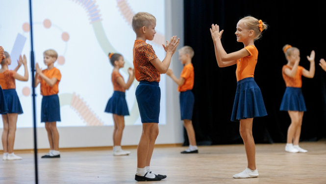 Bērni dejo uz skatuves.