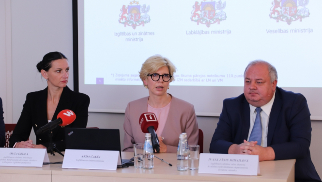 Preses konferencē pie galda sēž izglītības un zinātnes ministre Anda Čakša, izglītības kvalitātes valsts dienesta Kvalitātes nodrošināšanas departamenta direktora vietnieks Ivans Jānis Mihailovs un IZM Izglītības departamenta direktores vietniece iekļaujošas izglītības jautājumos Olga Ozola.