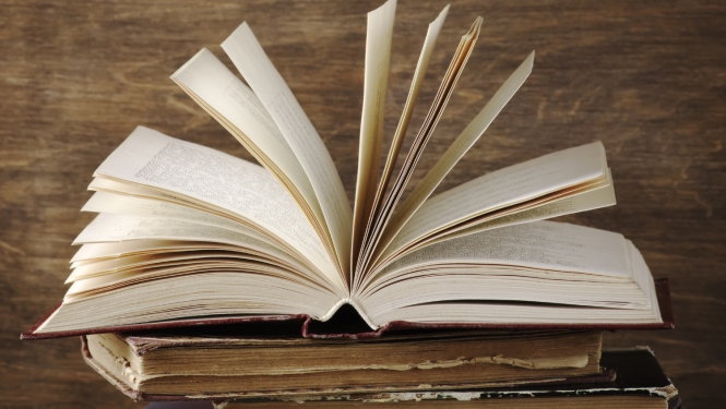 Ilustratīvs attēls - vairākas vecas grāmatas, augšējā ir atvērta.