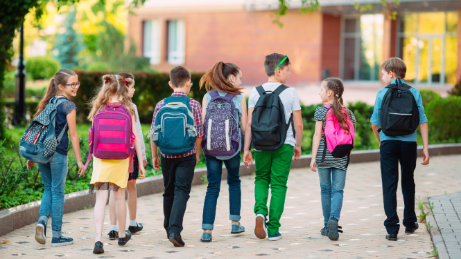 Septiņi bērni dodas uz skolu