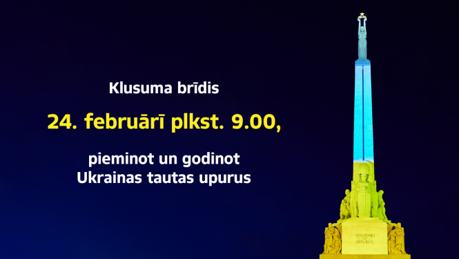 Brīvības piemineklis izgaismots Ukrainas karoga krāsās un teksts "Klusuma brīdis 24.februārī plkst.9.00, pieminot un godinot Ukrainas tautas upurus"