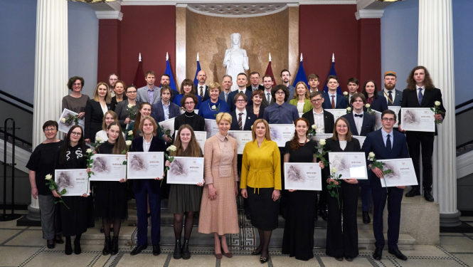Ministru kabineta apbalvojuma saņēmēji skolēni un pedagogi, pasākuma viesi