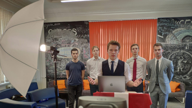 Publicitātes foto: Latvijas komanda Starptautiskajā ekonomikas olimpiādē prezentē Covid-19 vakcīnas cenu politikas izstrādi. 