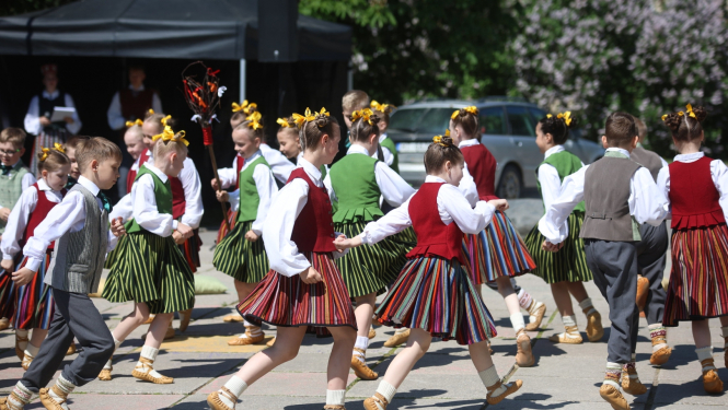 Latvju bērni dejo tautas tērpos
