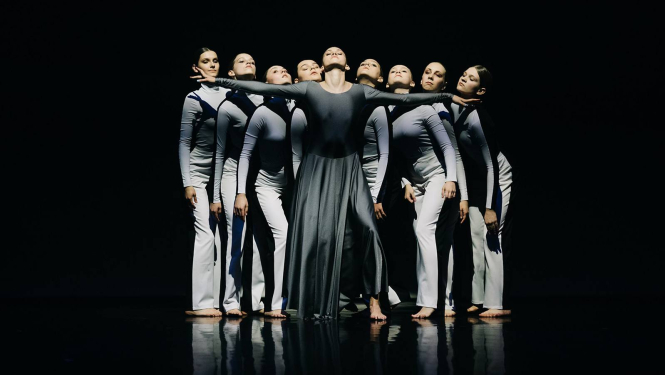 Sievietes dejo mūsdienu deju