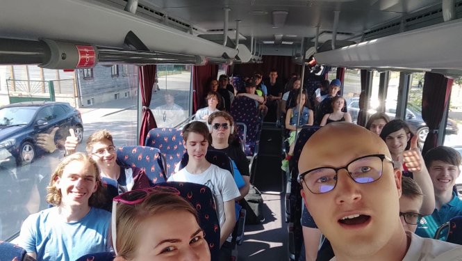 Dabaszinātņu jomā augstākos sasniegumus guvušie skolēni Latvijā tiksies izglītojošā nometnē Valkā