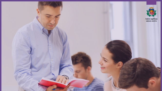 Ilustratīvs attēls - cilvēki skatās pierakstus mācību kladē.