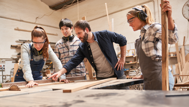 Informatīvs attēls. Cilvēki mācās profesijai - kokapstrāde.