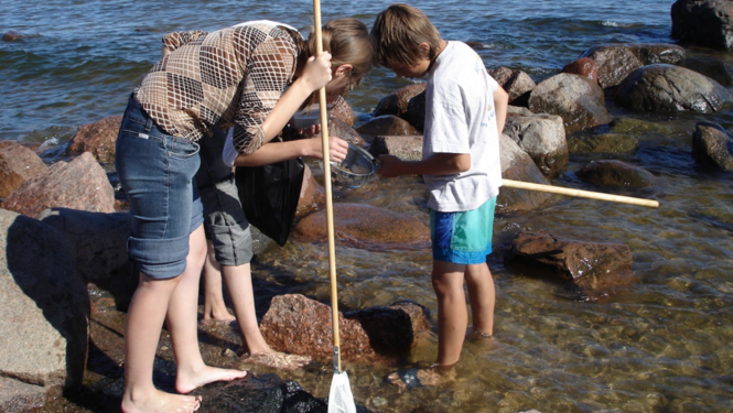 Bērnu āra nodarbība pie Baltijas jūras. 