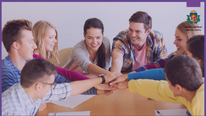 Ilustratīvs attēls - skolēni kopā salikuši rokas.