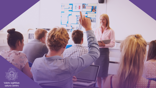 Skolēni mācas klasē, skolnieks pacēlis roku.