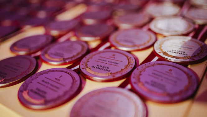 Valsts olimpiādes medaļas.