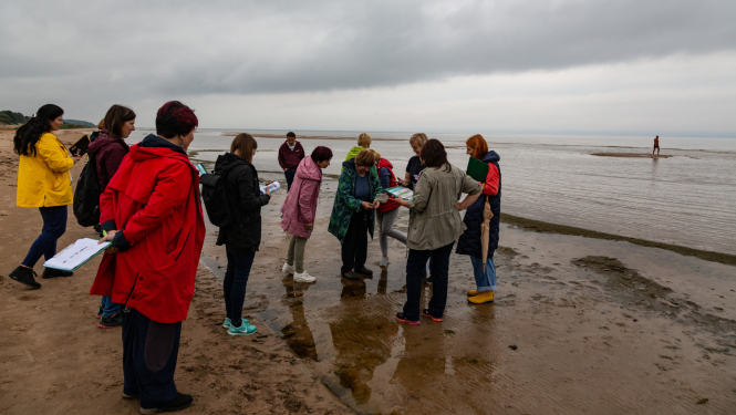 Baltijas jūras projekta dalībnieces Salacgrīvas vidusskolas skolotājas Laimdotas Pelšes vadībā veic praktisku jūras piekrastes pētījumu.
