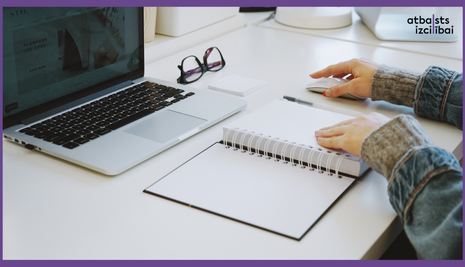 Skolēns pie datora.