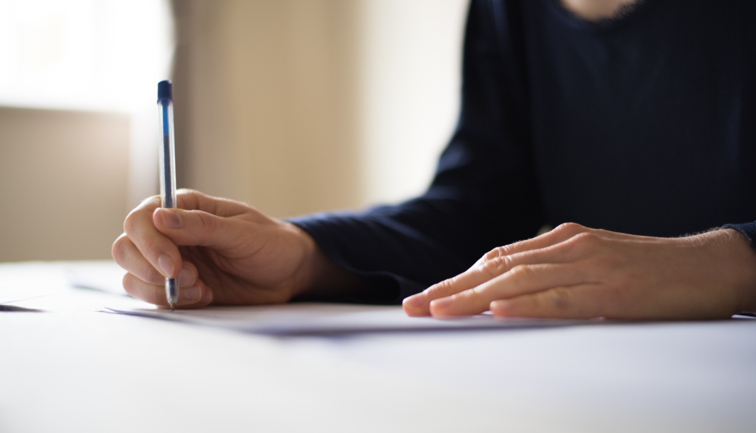 Ilustratīvs attēls - roka ar pildspalvu