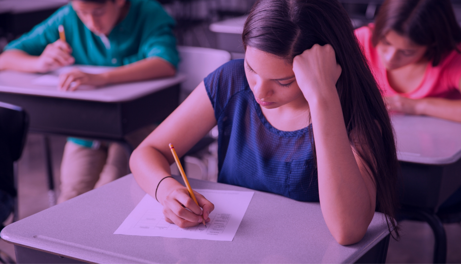 Ilustratīvs attēls - skolniece raksta eksāmenu