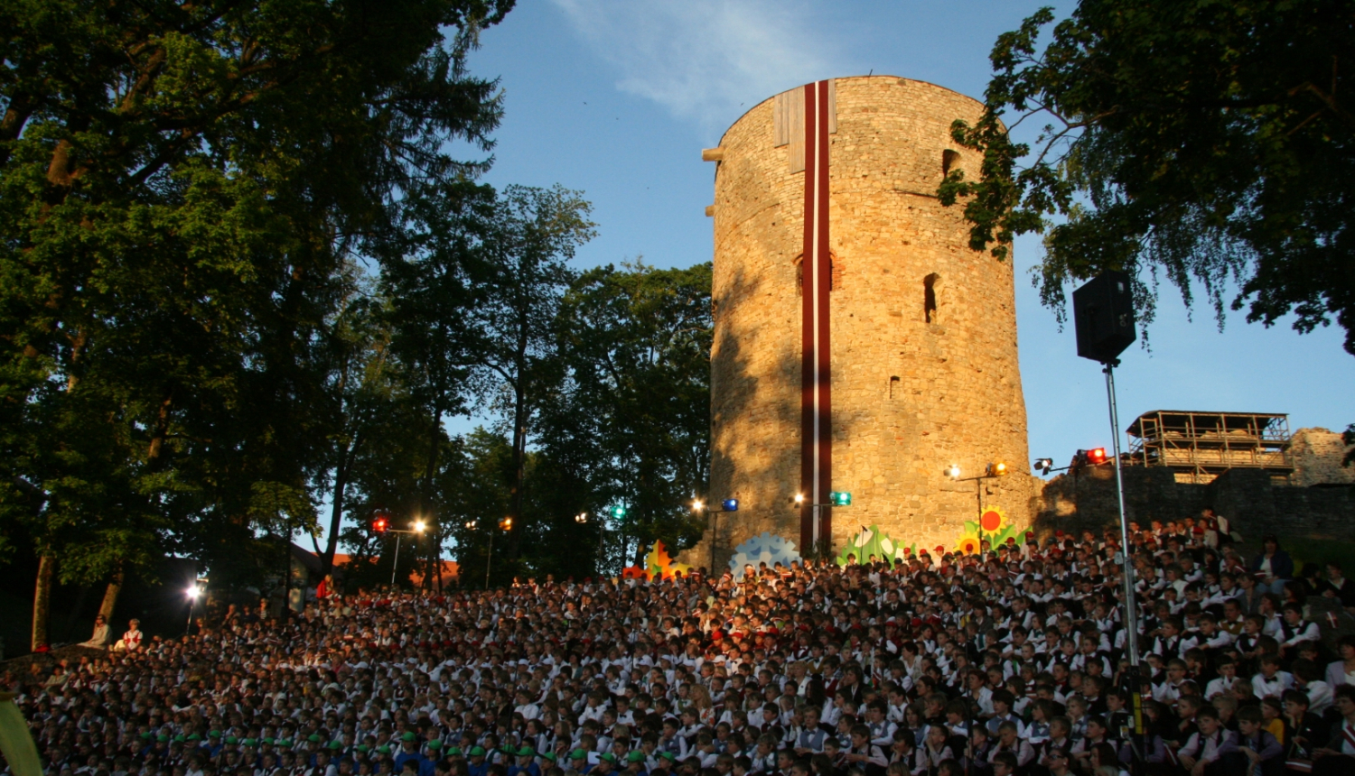 Zēnu koru salidojums "Uz es iešu"