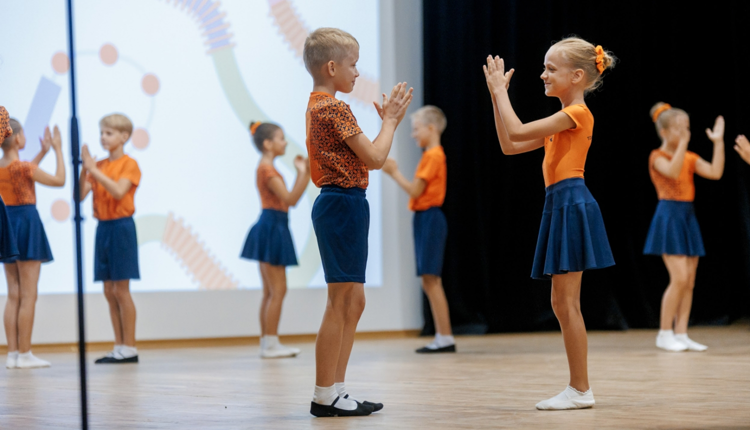 Bērni dejo uz skatuves.