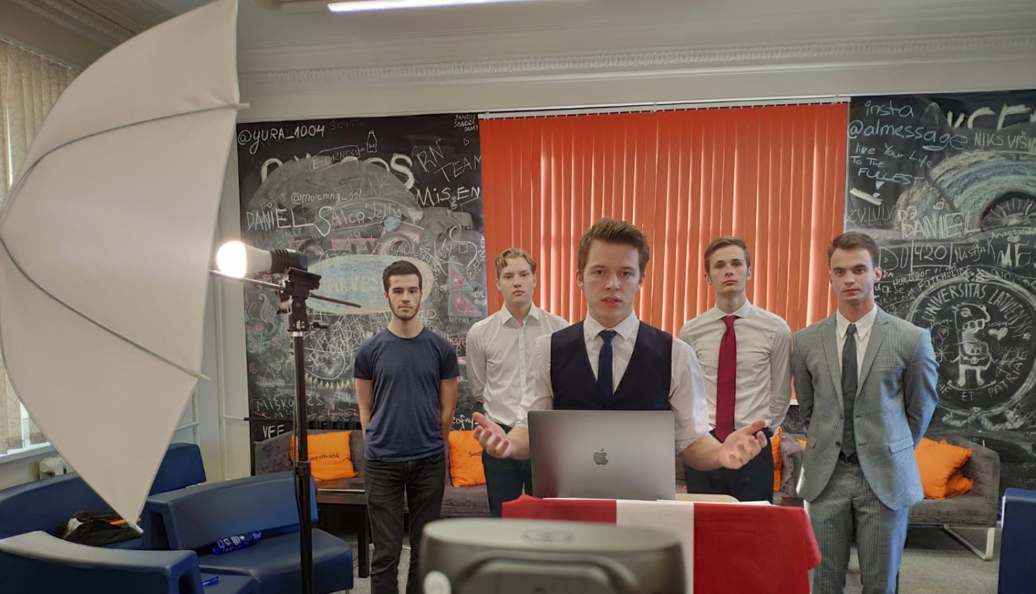 Publicitātes foto: Latvijas komanda Starptautiskajā ekonomikas olimpiādē prezentē Covid-19 vakcīnas cenu politikas izstrādi. 