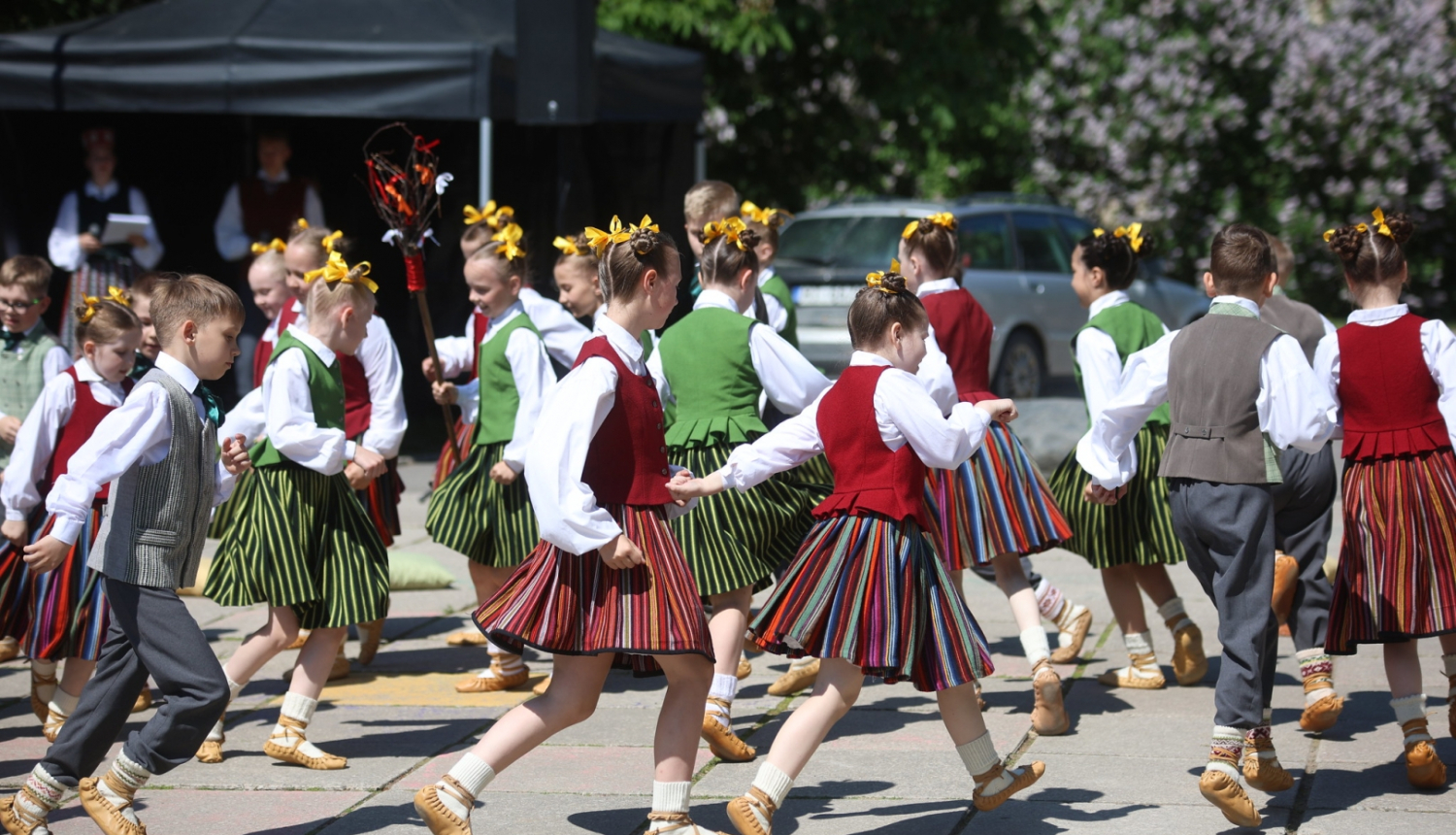 Latvju bērni dejo tautas tērpos