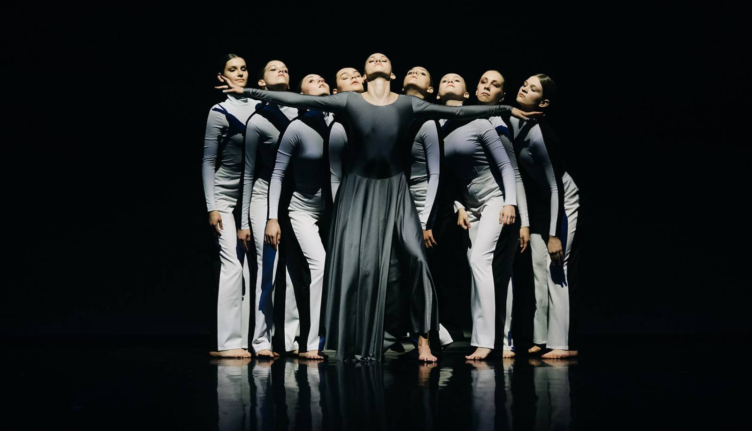 Sievietes dejo mūsdienu deju