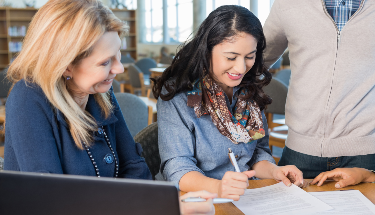 Ilustratīvs attēls - pieaugušie mācās pie galda