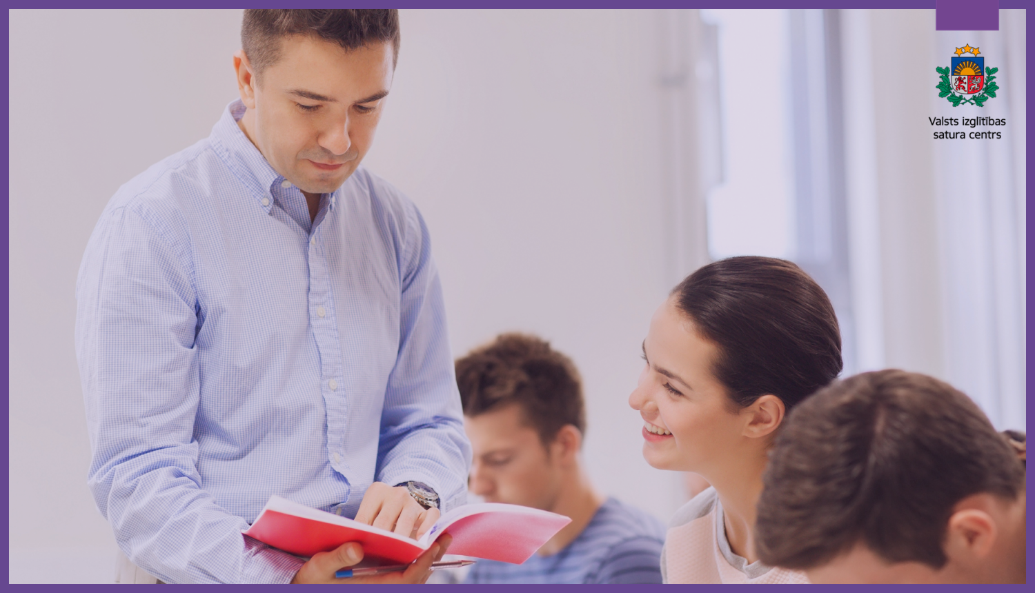 Ilustratīvs attēls - cilvēki skatās pierakstus mācību kladē.