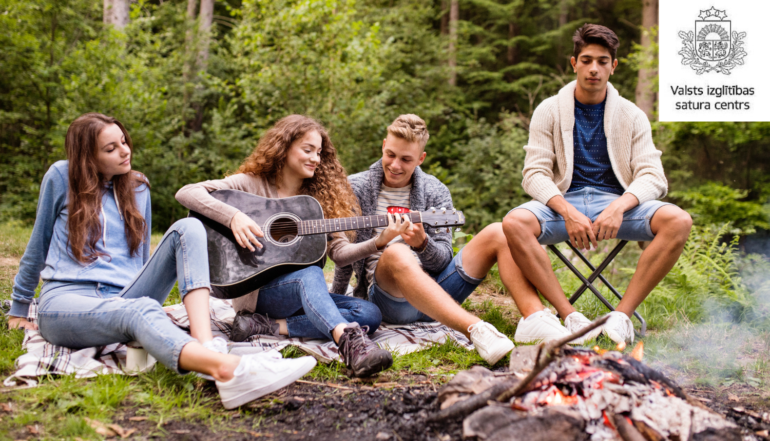 Jaunieši pie ugunskura, ilustratīvs attēls, Valsts izglītības satura centra logo