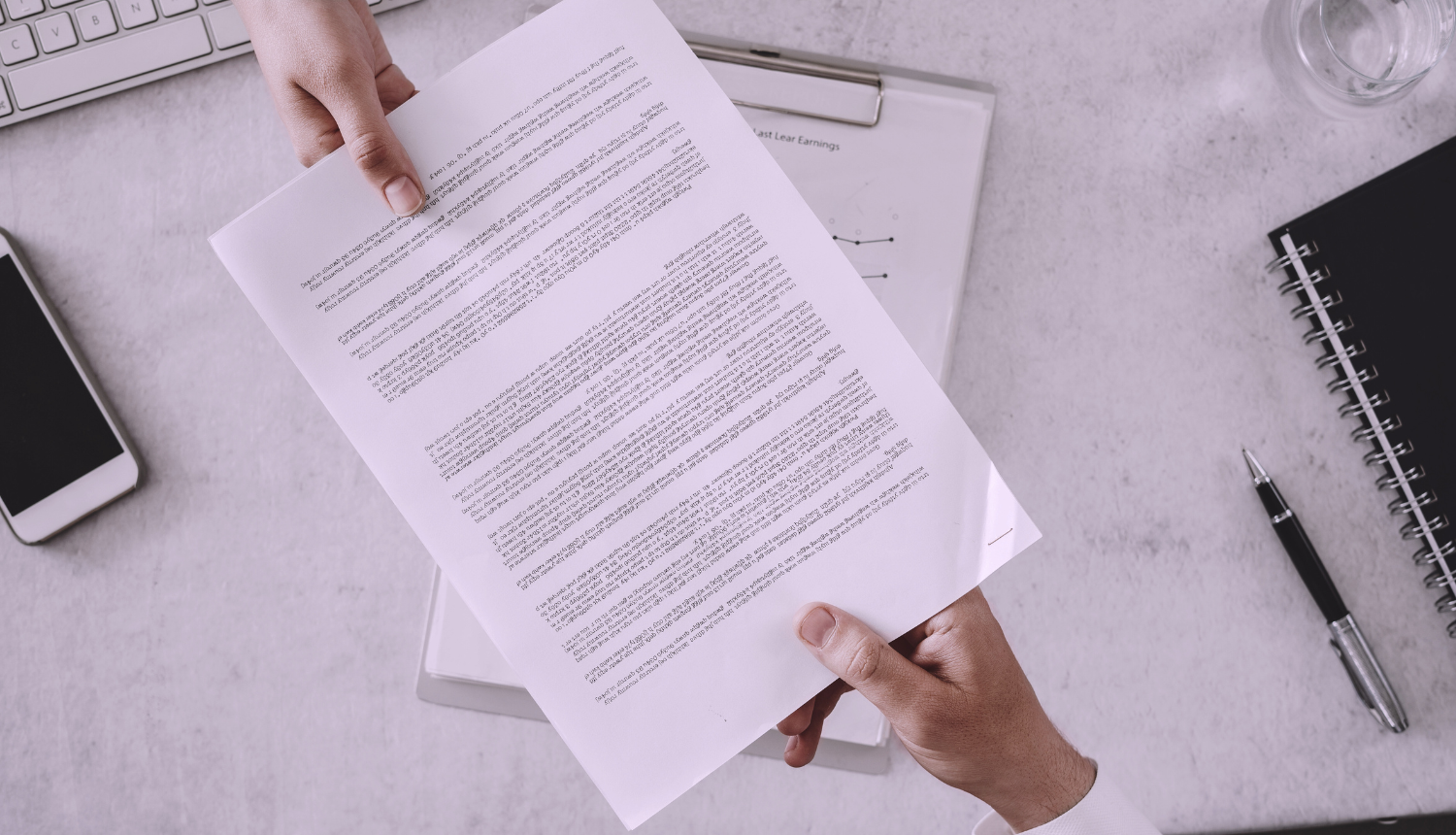 Ilustratīvs attēls - Rokās tur dokumentus