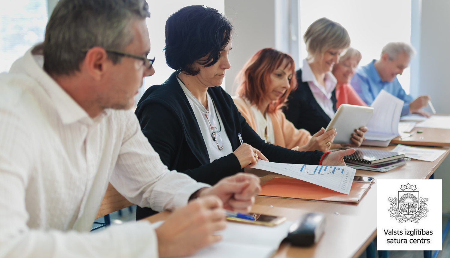 Cilvēki mācās, ilustratīvs attēls, Valsts izglītības satura centra logo