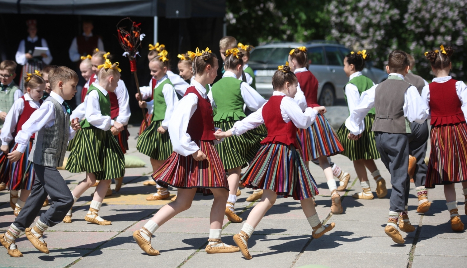 Latvju bērni dejo tautas tērpos